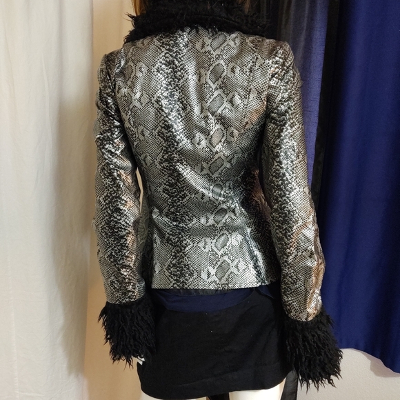Snake pattern jacket. - Picture 3 of 4